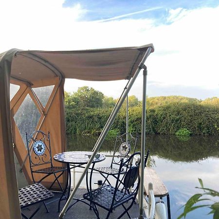 Dutch Cruiser Ship On A Tranquil Secluded River Tonbridge Buitenkant foto