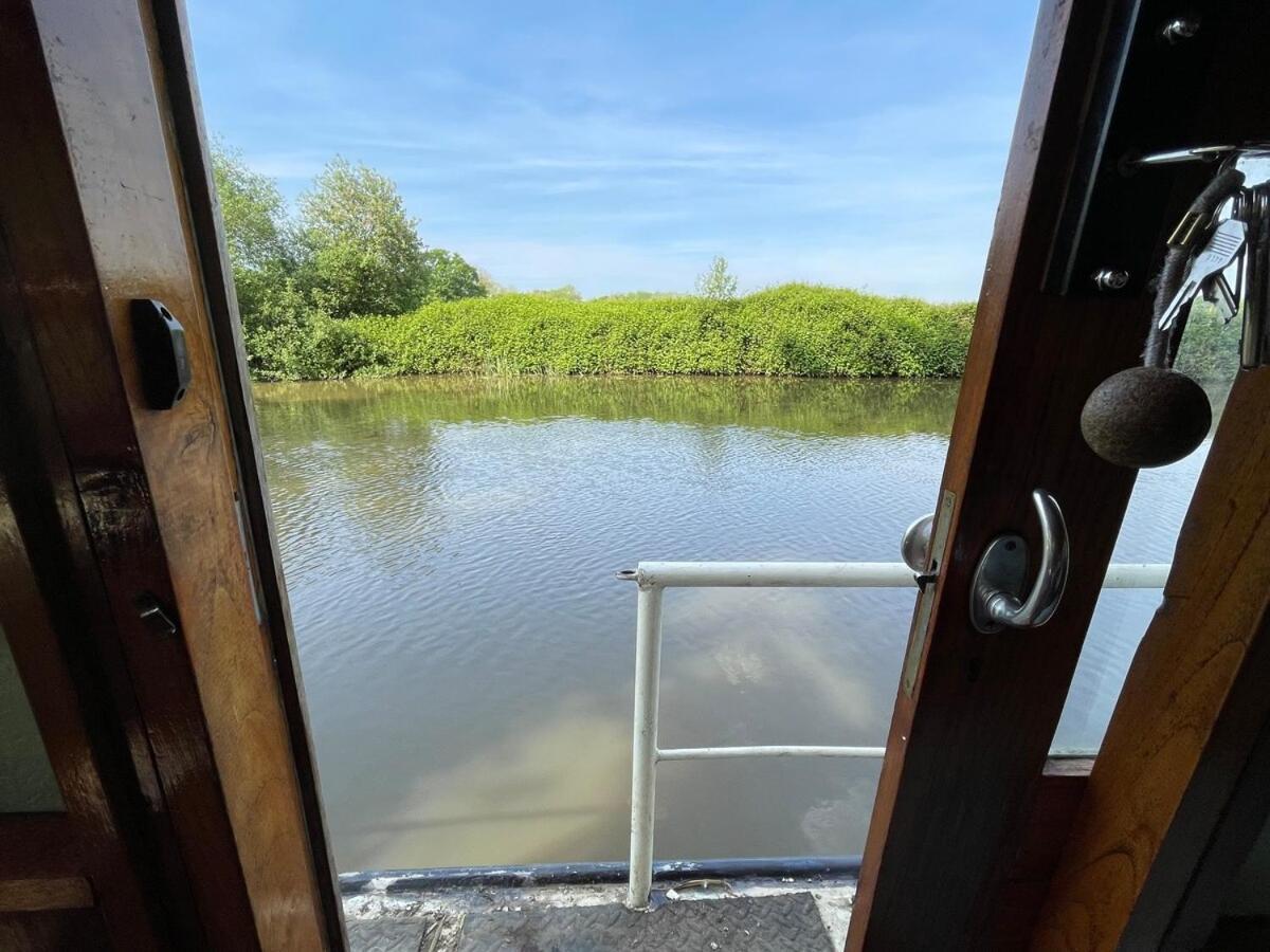 Dutch Cruiser Ship On A Tranquil Secluded River Tonbridge Buitenkant foto