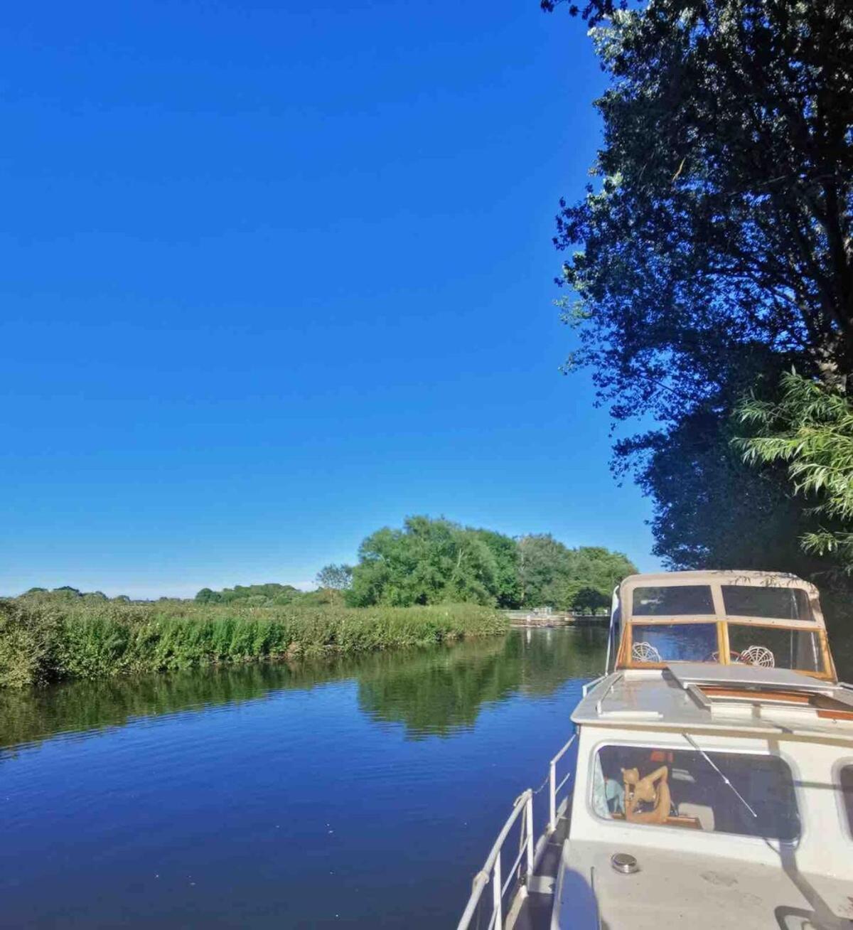 Dutch Cruiser Ship On A Tranquil Secluded River Tonbridge Buitenkant foto