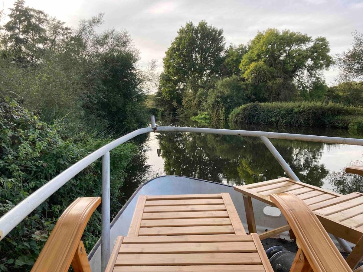 Dutch Cruiser Ship On A Tranquil Secluded River Tonbridge Buitenkant foto