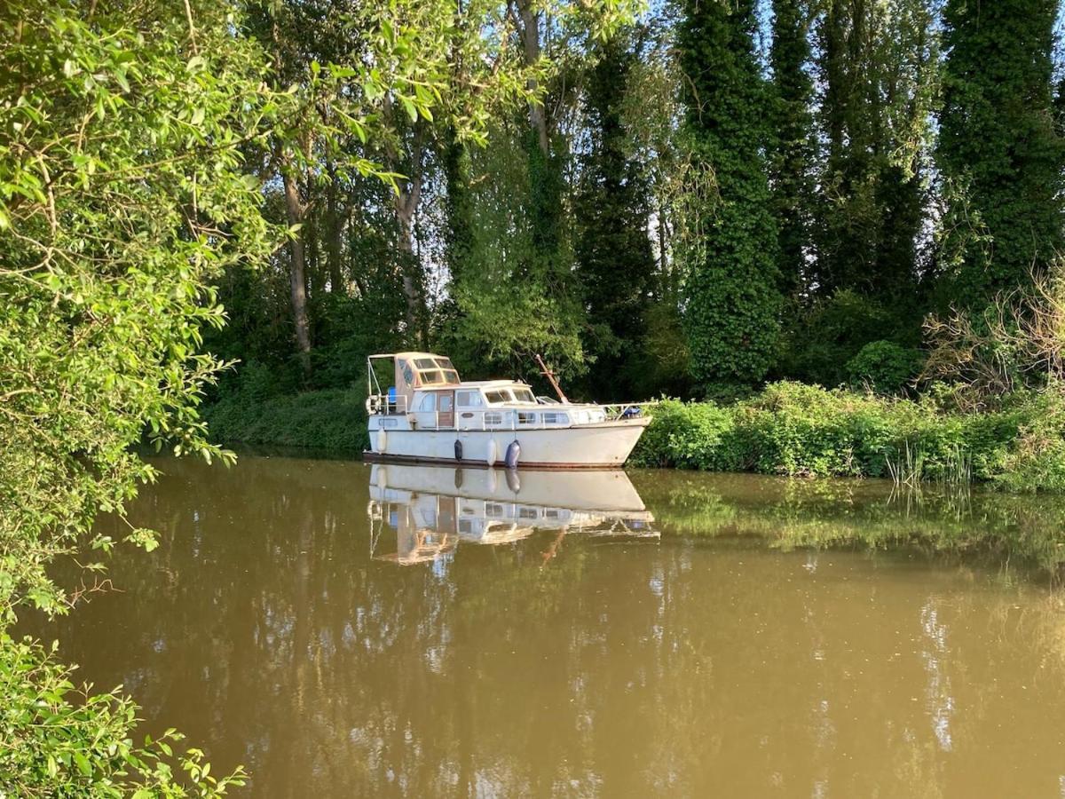 Dutch Cruiser Ship On A Tranquil Secluded River Tonbridge Buitenkant foto