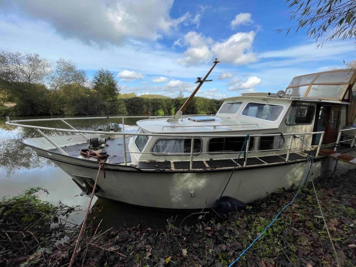 Dutch Cruiser Ship On A Tranquil Secluded River Tonbridge Buitenkant foto