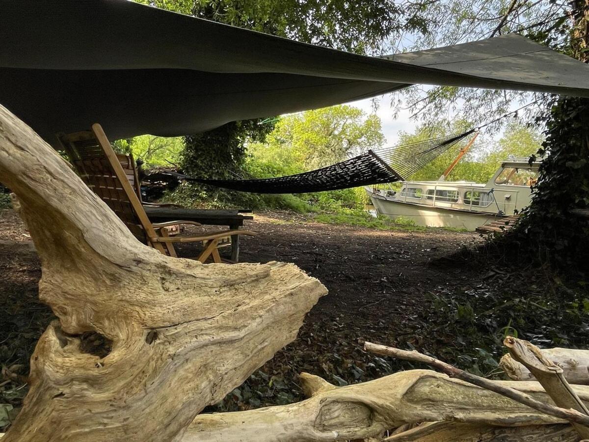 Dutch Cruiser Ship On A Tranquil Secluded River Tonbridge Buitenkant foto