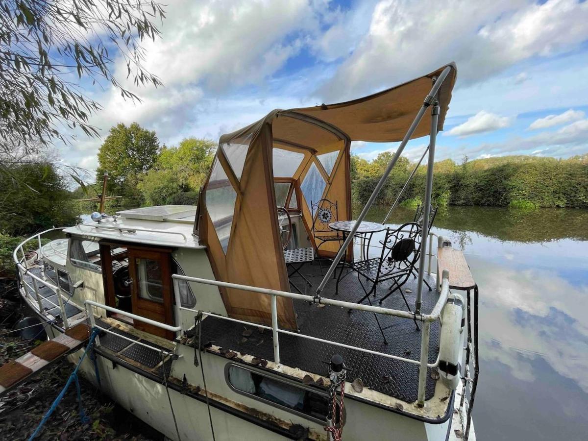 Dutch Cruiser Ship On A Tranquil Secluded River Tonbridge Buitenkant foto