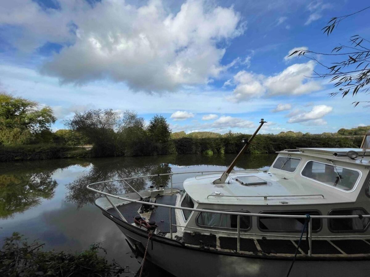 Dutch Cruiser Ship On A Tranquil Secluded River Tonbridge Buitenkant foto