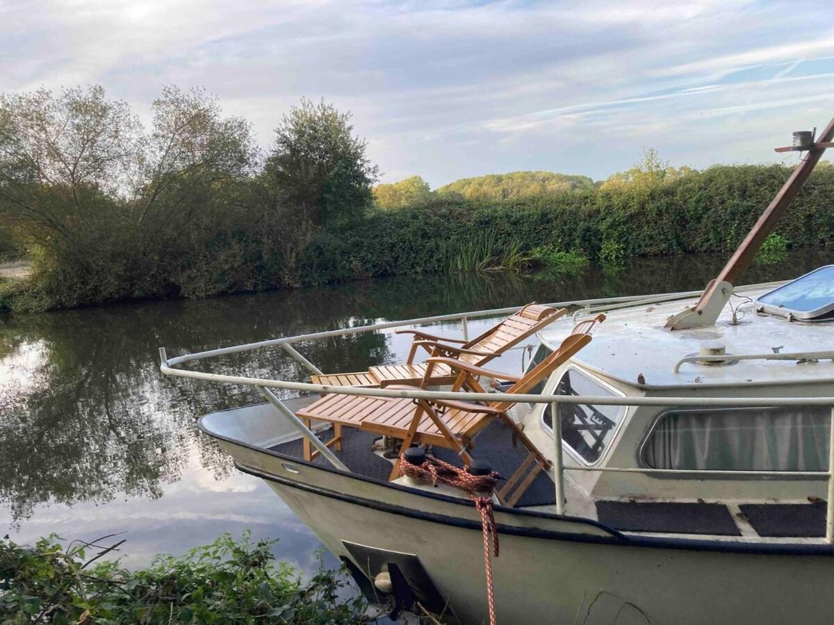 Dutch Cruiser Ship On A Tranquil Secluded River Tonbridge Buitenkant foto
