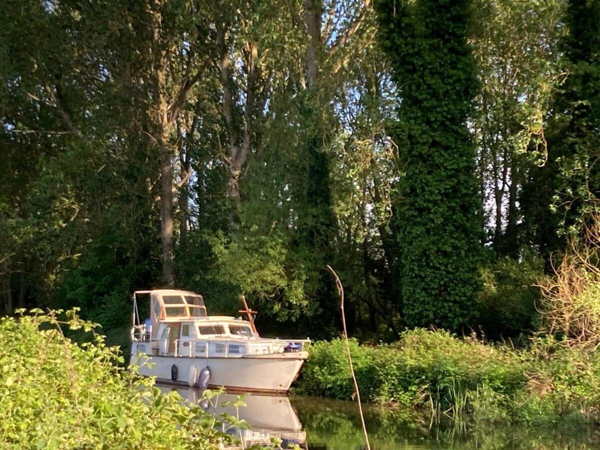 Dutch Cruiser Ship On A Tranquil Secluded River Tonbridge Buitenkant foto