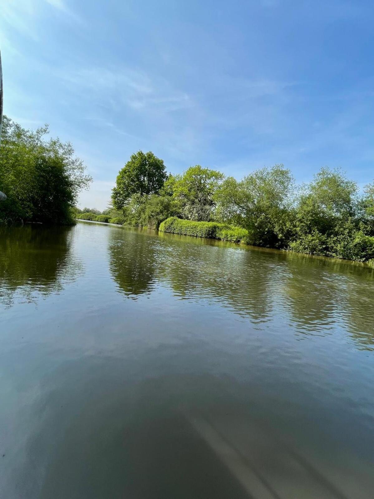 Dutch Cruiser Ship On A Tranquil Secluded River Tonbridge Buitenkant foto