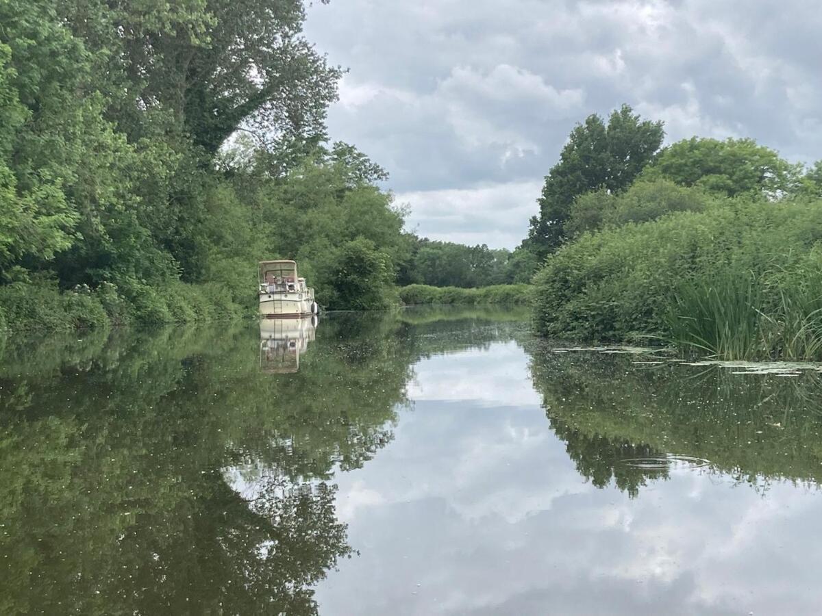 Dutch Cruiser Ship On A Tranquil Secluded River Tonbridge Buitenkant foto