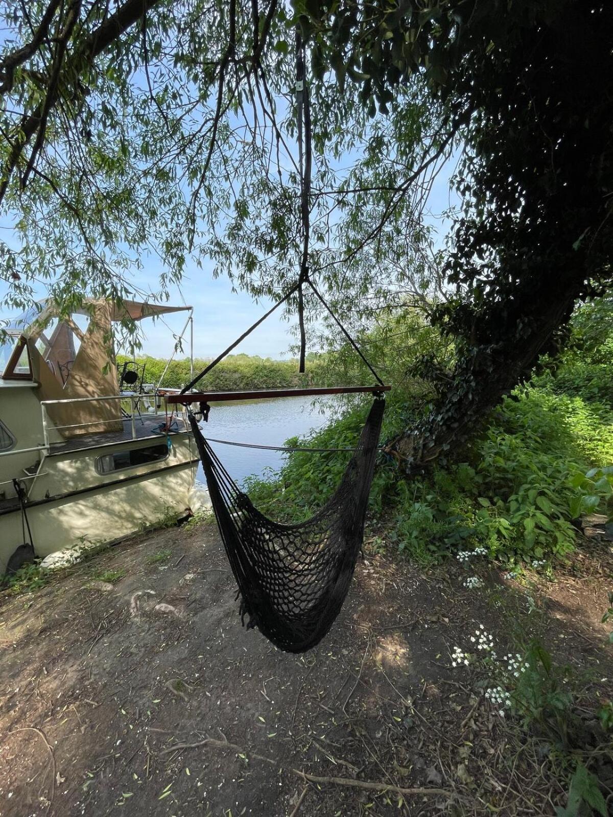 Dutch Cruiser Ship On A Tranquil Secluded River Tonbridge Buitenkant foto
